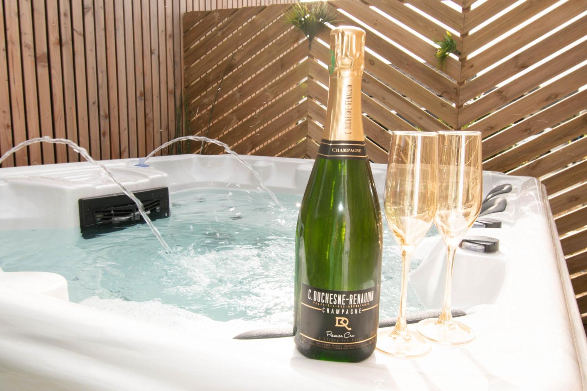 Studio Les 2 Fees - Jacuzzi - Deco Feerique Montfort-sur-Meu 외부 사진