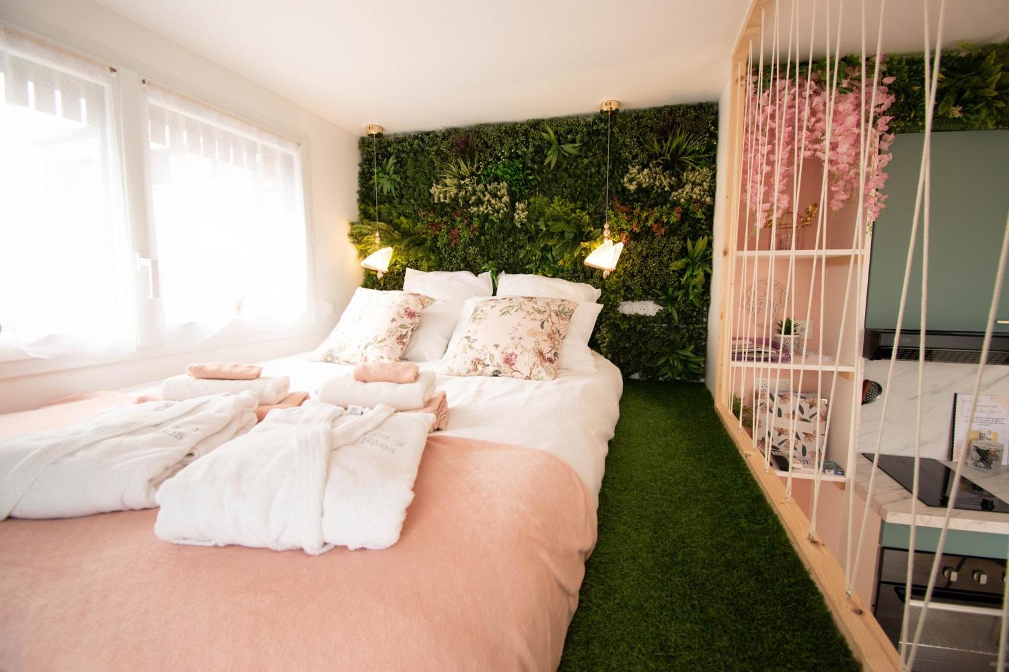 Studio Les 2 Fees - Jacuzzi - Deco Feerique Montfort-sur-Meu 외부 사진