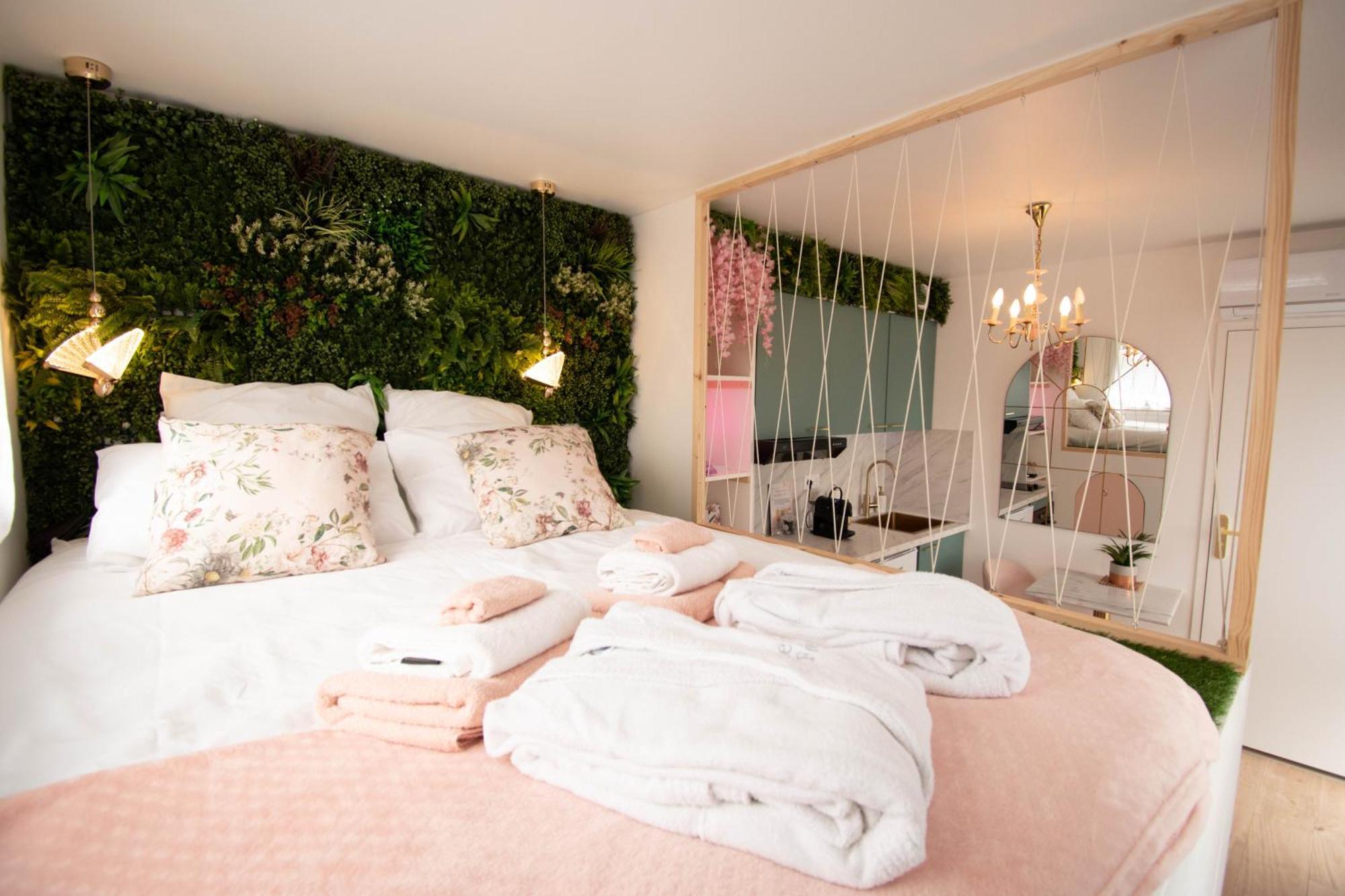 Studio Les 2 Fees - Jacuzzi - Deco Feerique Montfort-sur-Meu 외부 사진