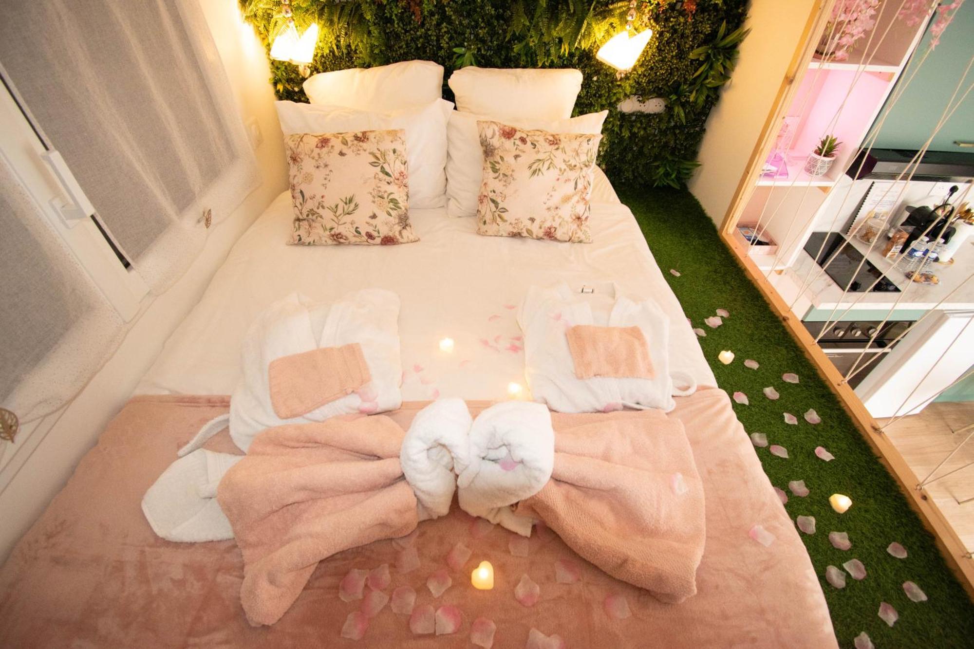 Studio Les 2 Fees - Jacuzzi - Deco Feerique Montfort-sur-Meu 외부 사진